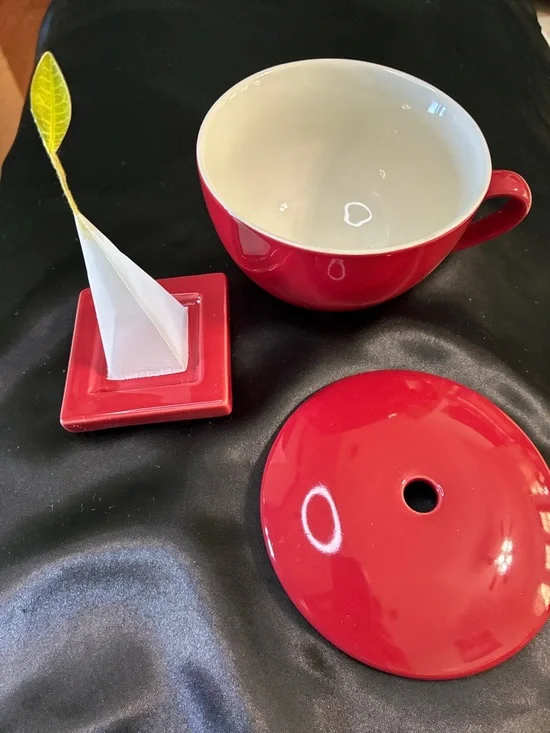 Red Ceramic Tea Mug with Lid and Leaf Infuser - Stylish Coffee & Tea Accessory - Picture 2 of 4